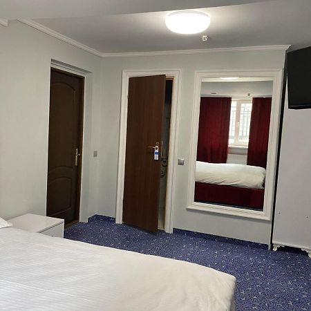 Leoton Chernivtsi Hotel Ngoại thất bức ảnh