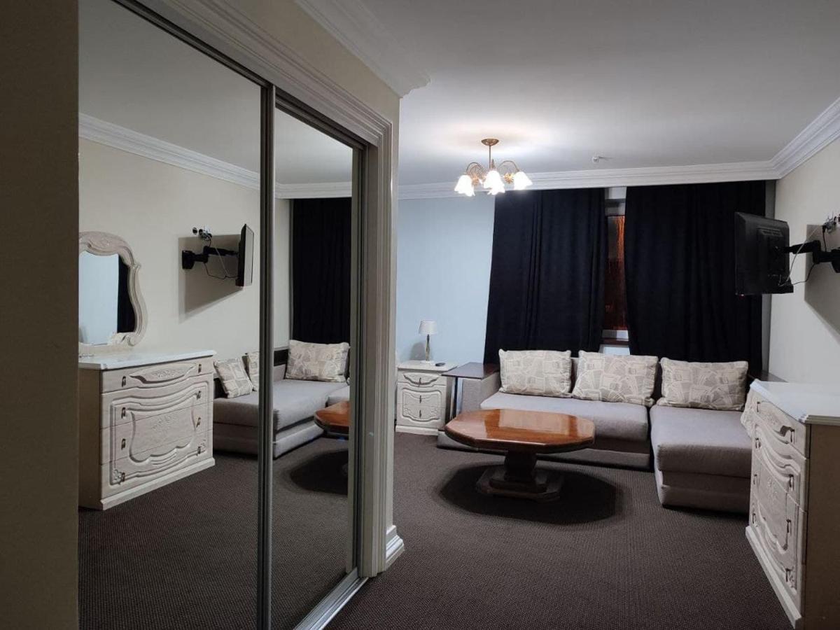 Leoton Chernivtsi Hotel Ngoại thất bức ảnh