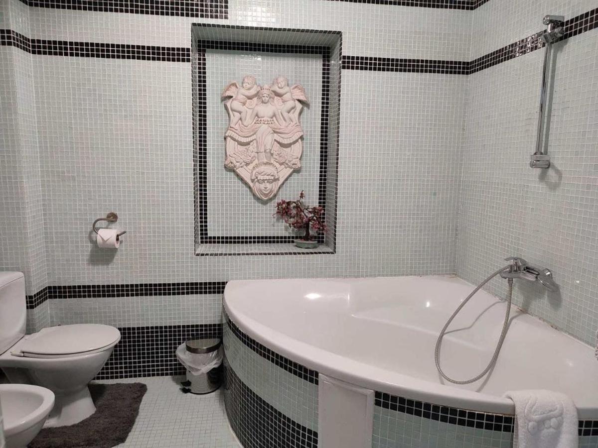 Leoton Chernivtsi Hotel Ngoại thất bức ảnh