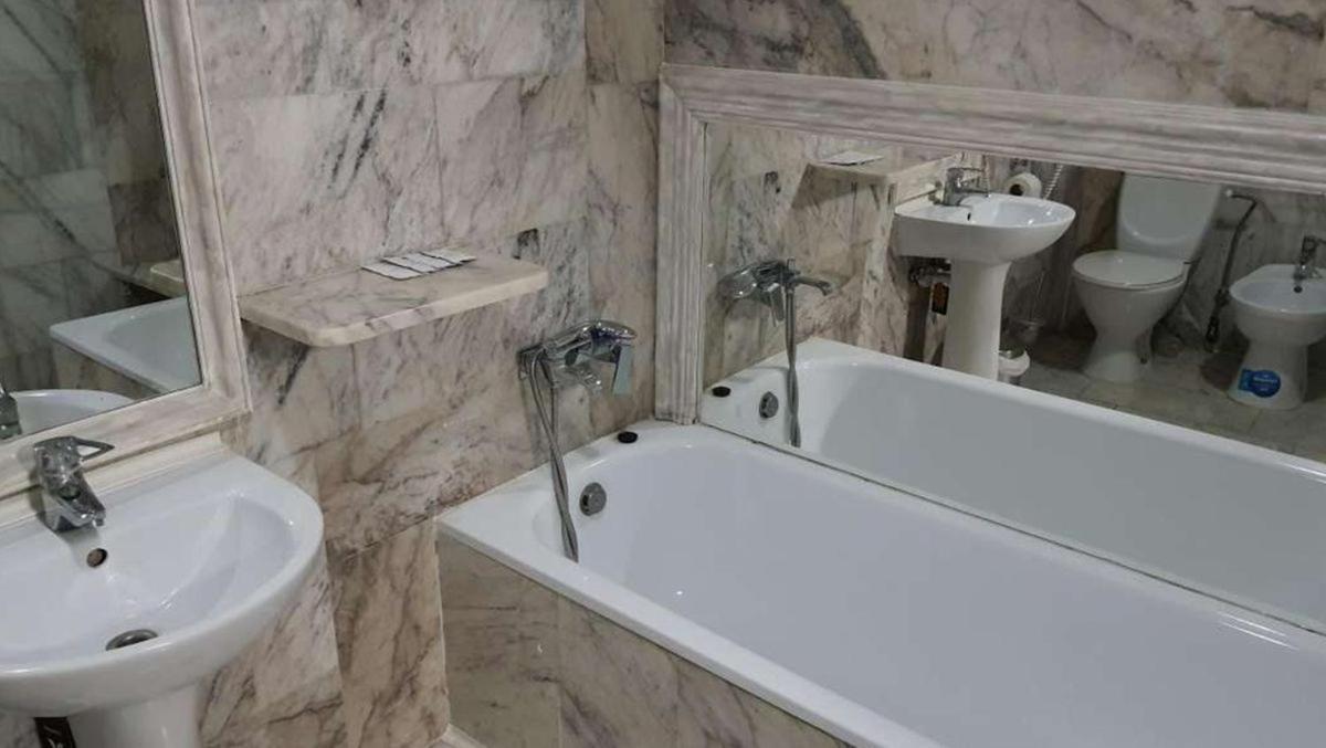 Leoton Chernivtsi Hotel Ngoại thất bức ảnh
