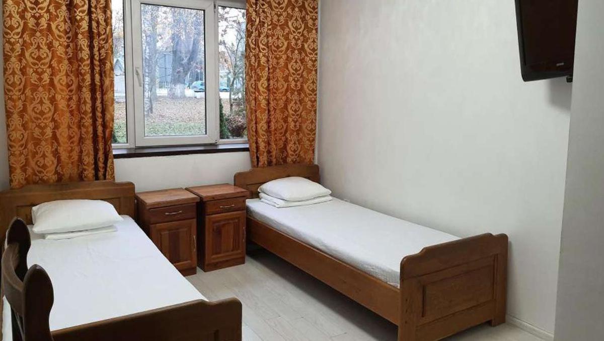 Leoton Chernivtsi Hotel Ngoại thất bức ảnh