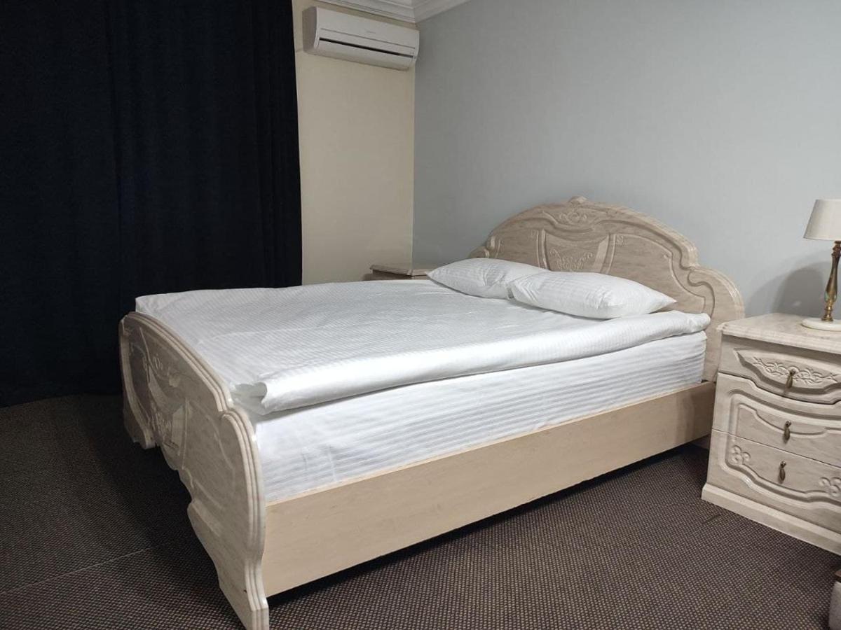 Leoton Chernivtsi Hotel Ngoại thất bức ảnh