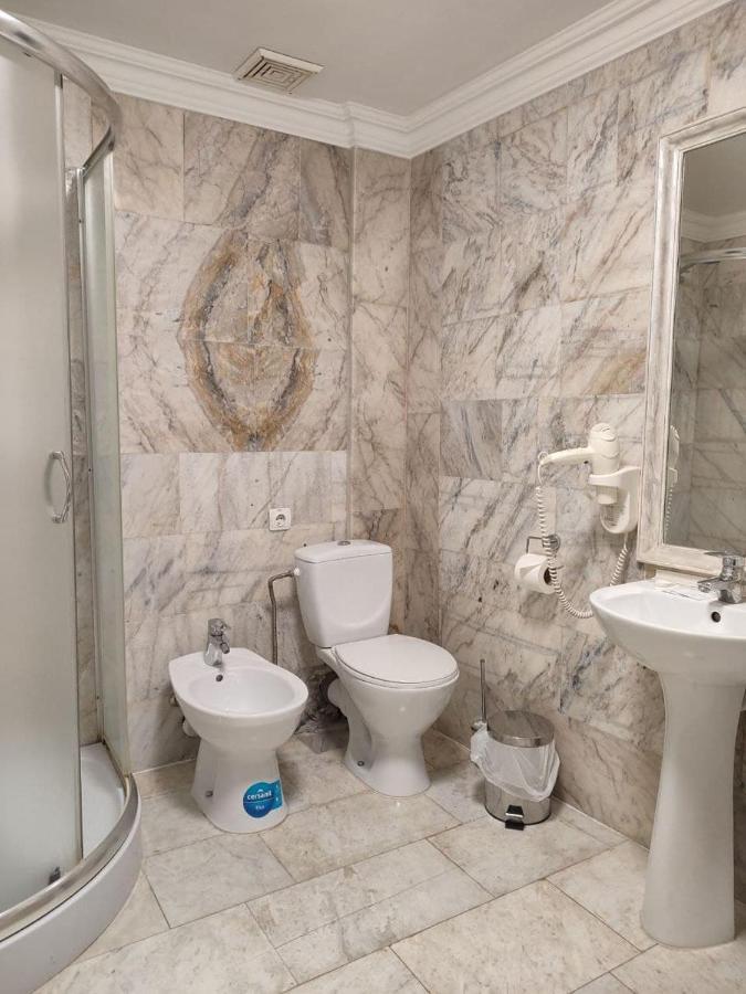 Leoton Chernivtsi Hotel Ngoại thất bức ảnh