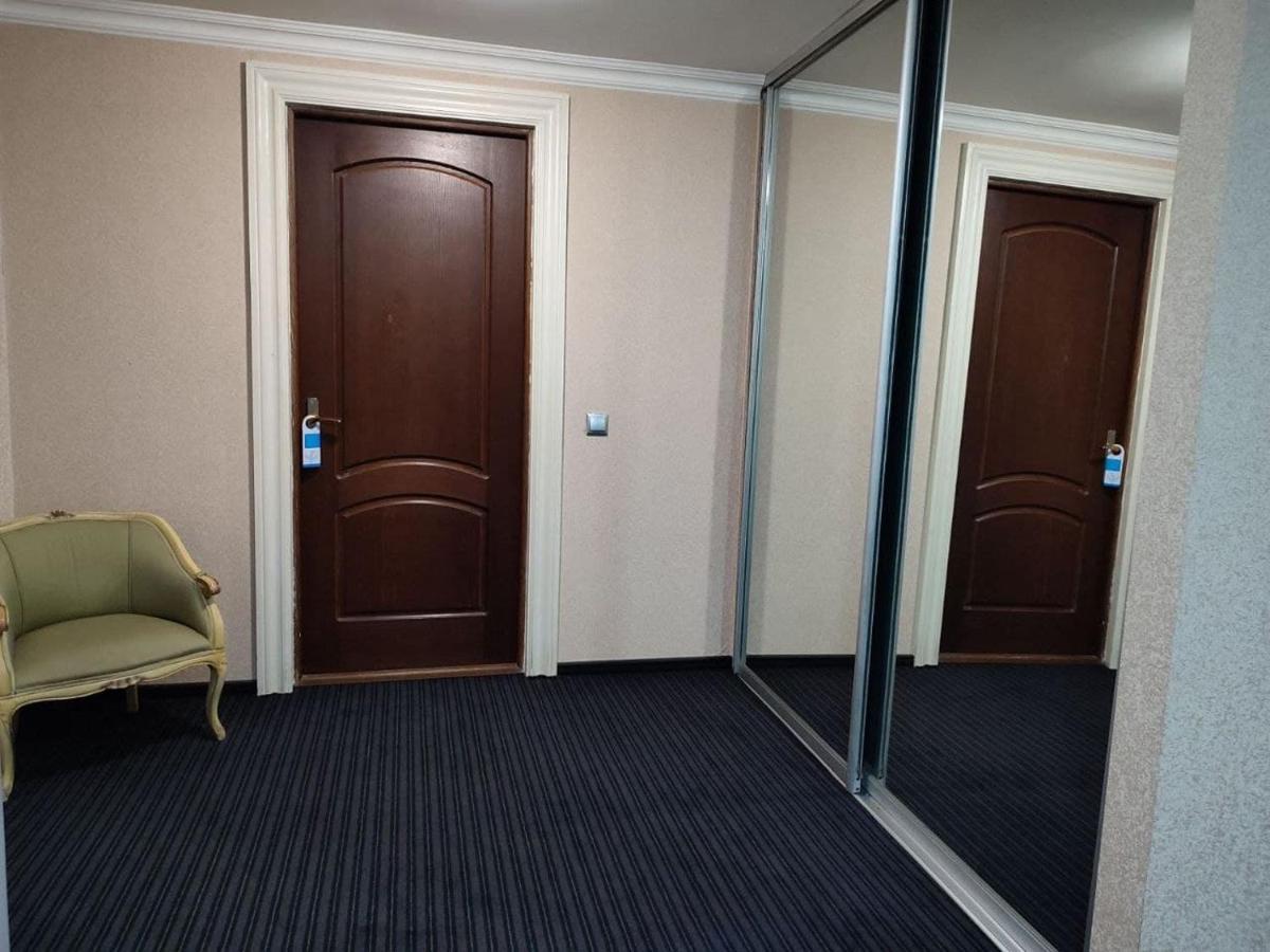 Leoton Chernivtsi Hotel Ngoại thất bức ảnh
