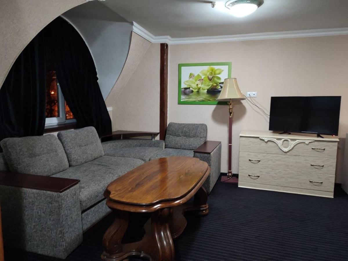 Leoton Chernivtsi Hotel Ngoại thất bức ảnh