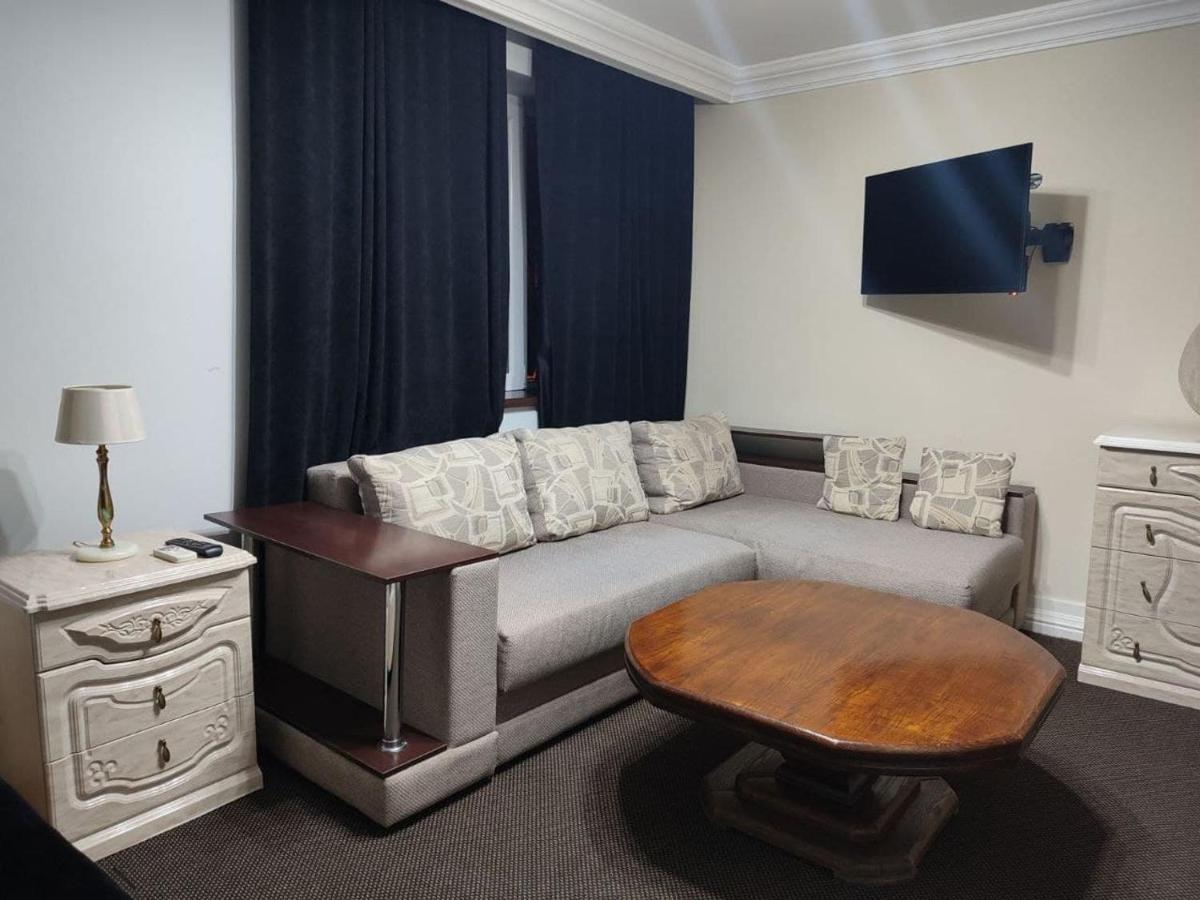 Leoton Chernivtsi Hotel Ngoại thất bức ảnh
