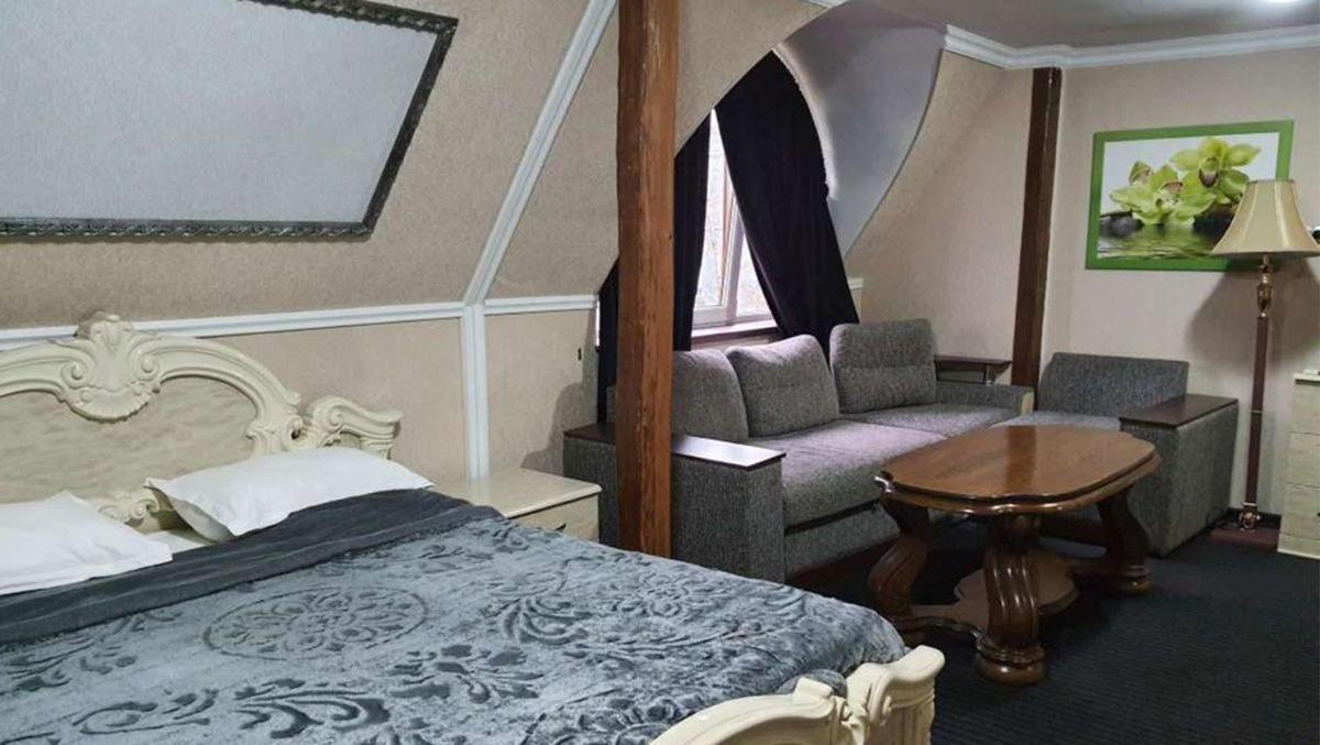 Leoton Chernivtsi Hotel Ngoại thất bức ảnh
