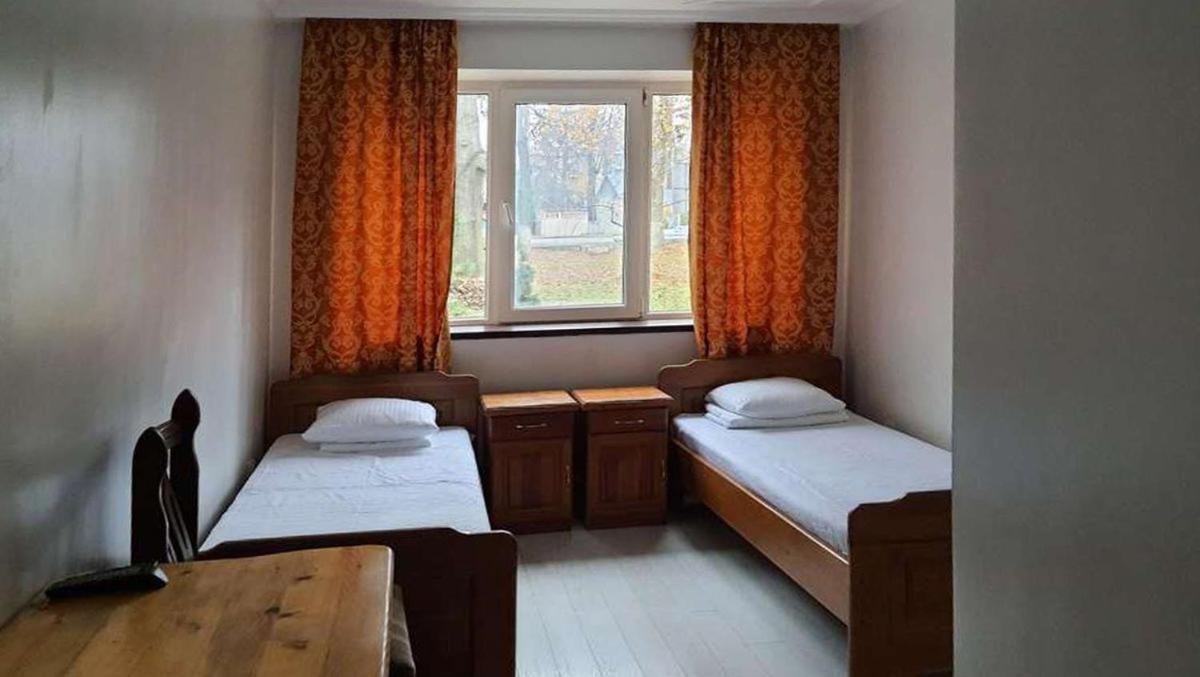 Leoton Chernivtsi Hotel Ngoại thất bức ảnh
