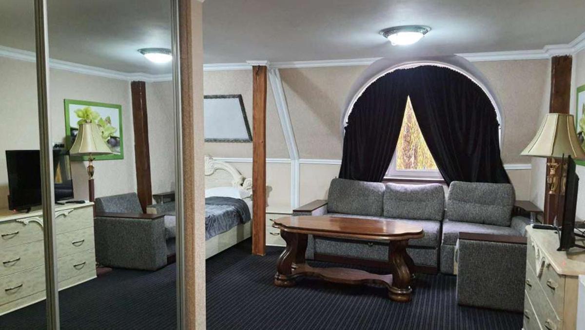 Leoton Chernivtsi Hotel Ngoại thất bức ảnh