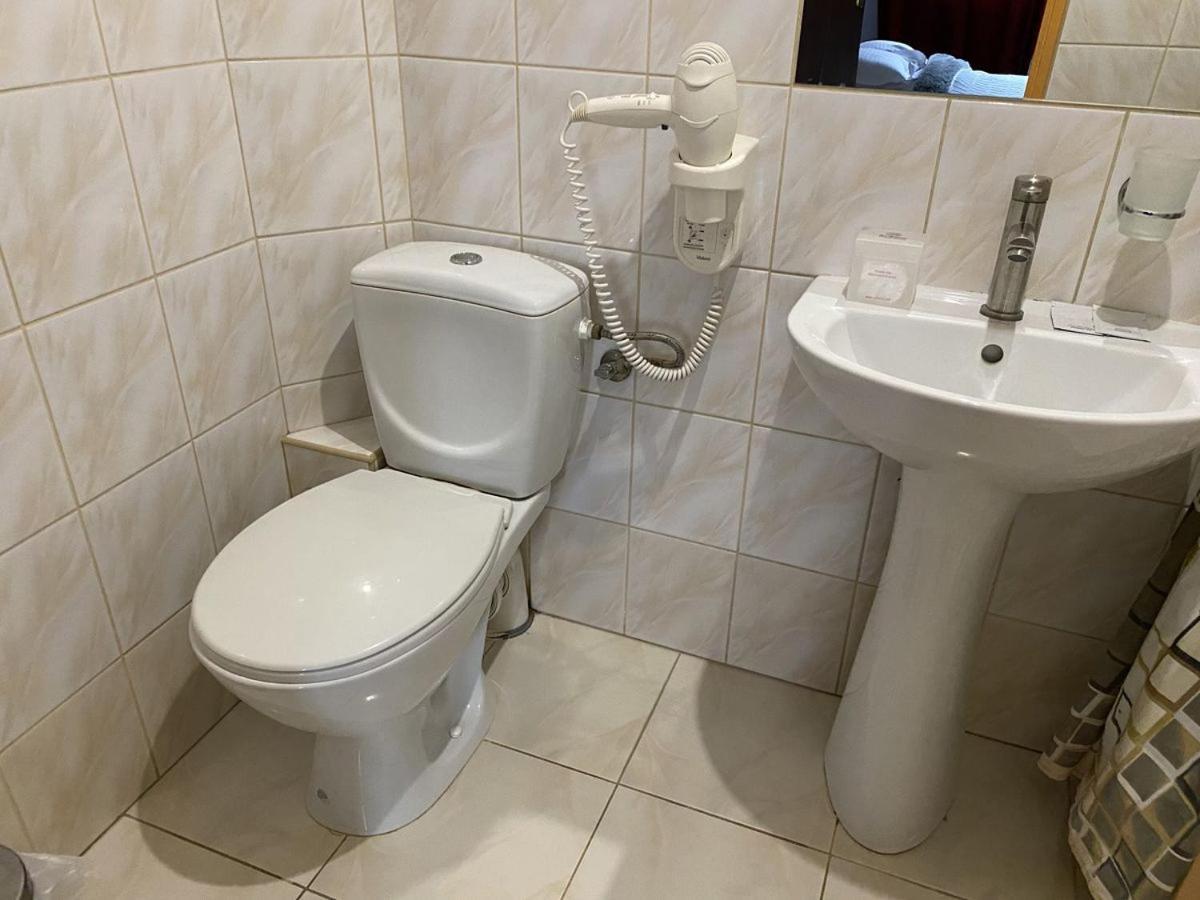 Leoton Chernivtsi Hotel Ngoại thất bức ảnh