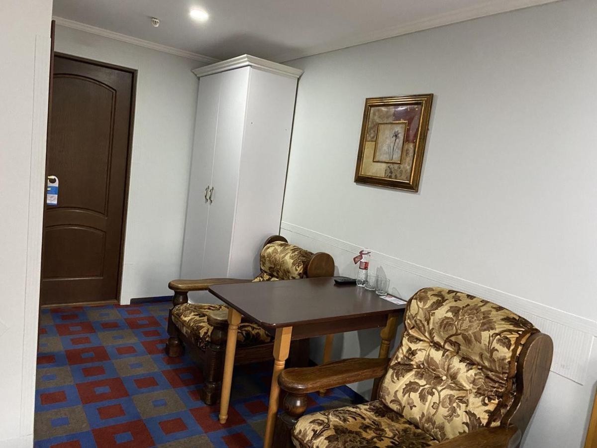 Leoton Chernivtsi Hotel Ngoại thất bức ảnh