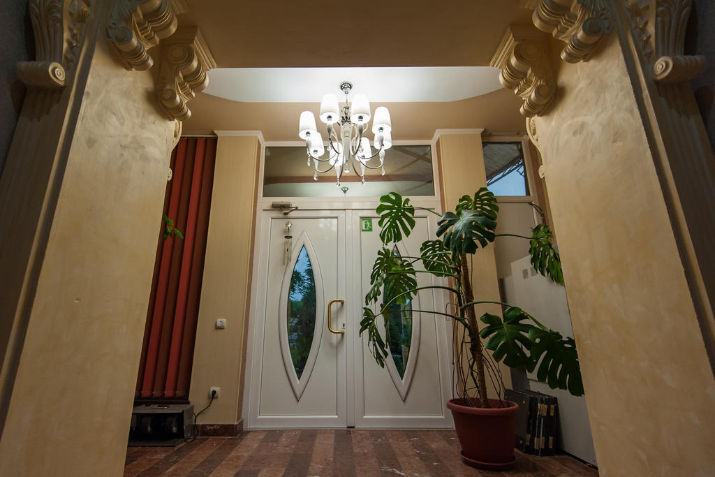 Leoton Chernivtsi Hotel Ngoại thất bức ảnh