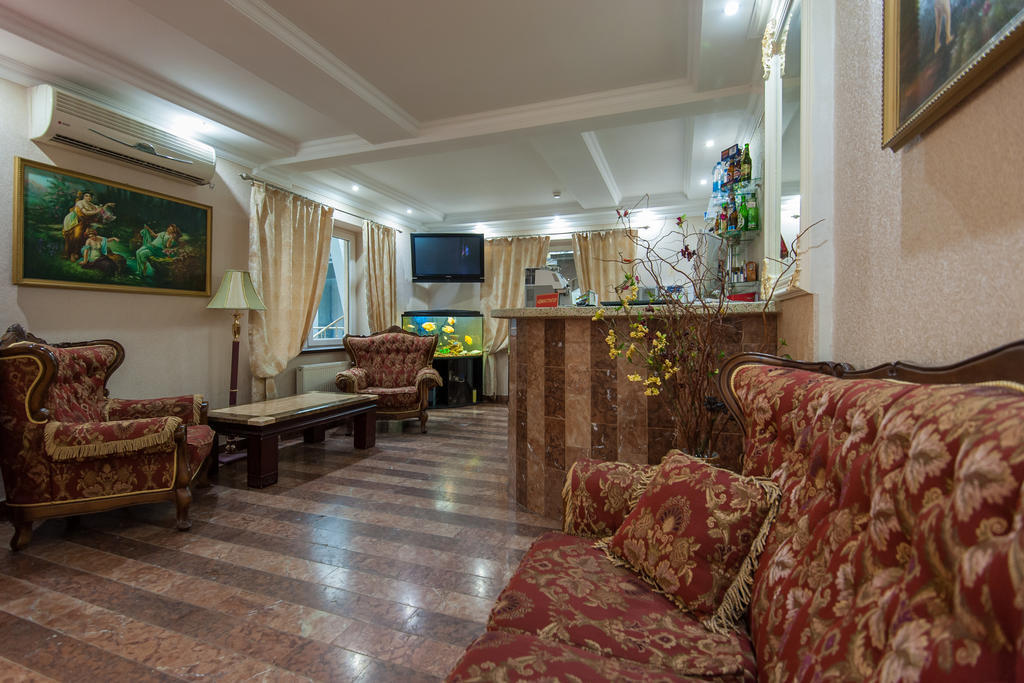 Leoton Chernivtsi Hotel Ngoại thất bức ảnh