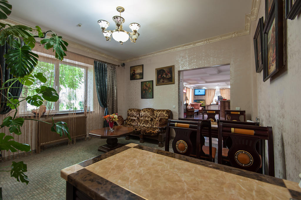 Leoton Chernivtsi Hotel Ngoại thất bức ảnh